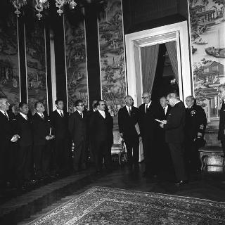 Sen. Giacinto Bosco, Ministro del lavoro e della previdenza sociale, con i funzionari dei servizi centrali e periferici degli Ispettorati del lavoro