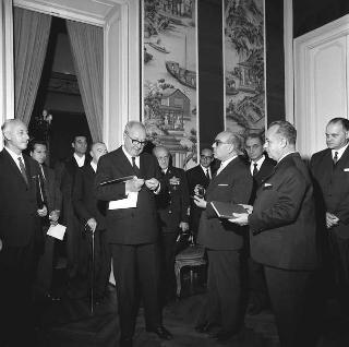Sen. Giacinto Bosco, Ministro del lavoro e della previdenza sociale, con i funzionari dei servizi centrali e periferici degli Ispettorati del lavoro