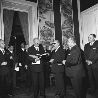 Sen. Giacinto Bosco, Ministro del lavoro e della previdenza sociale, con i funzionari dei servizi centrali e periferici degli Ispettorati del lavoro