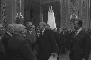 Achille Corona, Ministro del turismo e dello spettacolo, con l'avv. Giulio Onesti, Presidente del CONI, e gli atleti vincitori della Stella d'oro al merito sportivo per il 1966