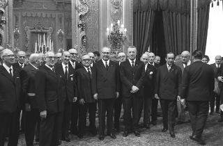 Achille Corona, Ministro del turismo e dello spettacolo, con l'avv. Giulio Onesti, Presidente del CONI, e gli atleti vincitori della Stella d'oro al merito sportivo per il 1966