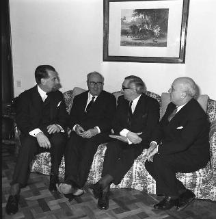 Il Presidente della Repubblica Giuseppe Saragat riceve in visita privata a Castelporziano il Ministro degli esteri di Gran Bretagna George Brown e la signora Brown, sua moglie.