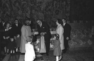 La signora Santacatterina consegna i doni in occasione della festa della Befana ai figli dei  dipendenti del Segretariato Generale della Presidenza della Repubblica