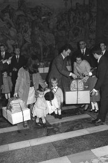 La signora Santacatterina consegna i doni in occasione della festa della Befana ai figli dei  dipendenti del Segretariato Generale della Presidenza della Repubblica
