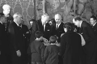Il Presidente della Repubblica Giuseppe Saragat con Kurt Georg Kiesinger, cancelliere della Repubblica Federale di Germania: consegna di doni ai bambini siciliani ospiti al Quirinale