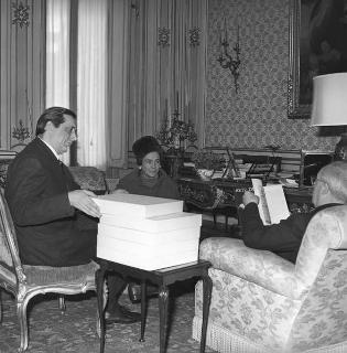 Il Presidente della Repubblica Giuseppe Saragat con la Signora Wally Toscanini e Giuseppe Ornato, direttore della RCA