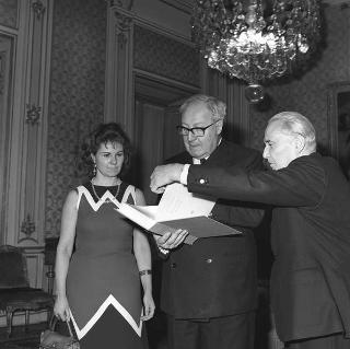 Il Presidente della Repubblica Giuseppe Saragat con l'editore Alberto Tallone e signora