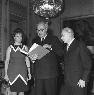 Il Presidente della Repubblica Giuseppe Saragat con l'editore Alberto Tallone e signora
