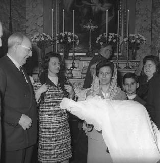 Battesimo del piccolo Giuseppe Romano Accardi, nato da una famiglia di profughi siciliani ospiti del Presidente della Repubblica Giuseppe Saragat, che lo tiene a battesimo