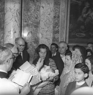 Battesimo del piccolo Giuseppe Romano Accardi, nato da una famiglia di profughi siciliani ospiti del Presidente della Repubblica Giuseppe Saragat, che lo tiene a battesimo