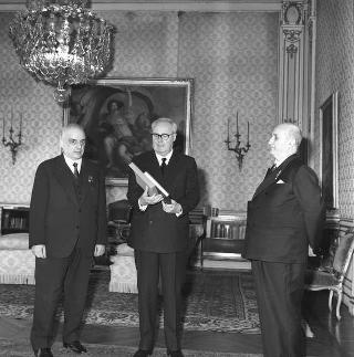 Il Presidente della Repubblica Giuseppe Saragat con Alfio Coccia, giornalista critico d'arte, con il pittore Galliano Mazzon
