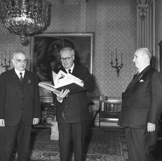 Il Presidente della Repubblica Giuseppe Saragat con Alfio Coccia, giornalista critico d'arte, con il pittore Galliano Mazzon