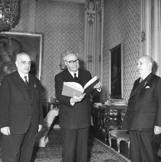 Il Presidente della Repubblica Giuseppe Saragat con Alfio Coccia, giornalista critico d'arte, con il pittore Galliano Mazzon