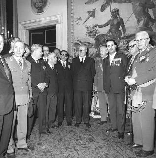 Il Presidente della Repubblica Giuseppe Saragat con il Gen. M. O. Gaetano Carolei, Presidente del Gruppo Medaglie d'Oro al Valor Militare, e i delegati dell'Assemblea annuale