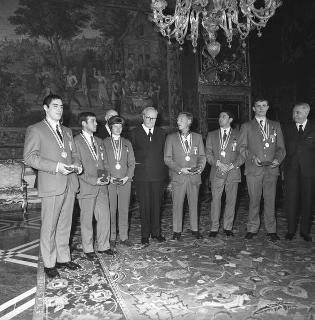Achille Corona, Ministro del turismo e dello spettacolo, con l'avv. Giulio Onesti, Presidente del CONI, e gli atleti italiani vincitori di medaglie d'oro ai X Giochi olimpici invernali di Grenoble