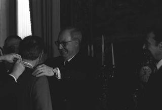 Achille Corona, Ministro del turismo e dello spettacolo, con l'avv. Giulio Onesti, Presidente del CONI, e gli atleti italiani vincitori di medaglie d'oro ai X Giochi olimpici invernali di Grenoble