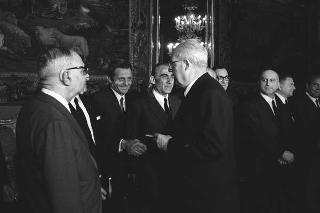 Guido Gonella, Presidente del Consiglio nazionale dell'Ordine dei giornalisti, con i componenti il Consiglio nazionale, i relatori e gli organizzatori del Congresso internazionale di studi "Libertà di stampa ed impresa giornalistica", nonché i membri ed i vincitori del premio "Campione d'Italia"