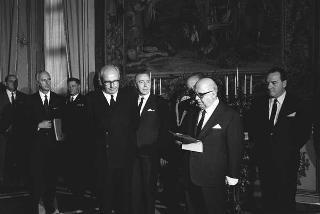 Guido Gonella, Presidente del Consiglio nazionale dell'Ordine dei giornalisti, con i componenti il Consiglio nazionale, i relatori e gli organizzatori del Congresso internazionale di studi "Libertà di stampa ed impresa giornalistica", nonché i membri ed i vincitori del premio "Campione d'Italia"