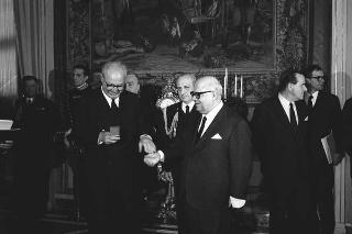 Guido Gonella, Presidente del Consiglio nazionale dell'Ordine dei giornalisti, con i componenti il Consiglio nazionale, i relatori e gli organizzatori del Congresso internazionale di studi "Libertà di stampa ed impresa giornalistica", nonché i membri ed i vincitori del premio "Campione d'Italia"