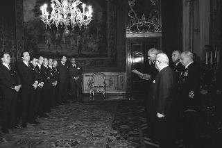 Guido Gonella, Presidente del Consiglio nazionale dell'Ordine dei giornalisti, con i componenti il Consiglio nazionale, i relatori e gli organizzatori del Congresso internazionale di studi "Libertà di stampa ed impresa giornalistica", nonché i membri ed i vincitori del premio "Campione d'Italia"
