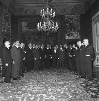 Guido Gonella, Presidente del Consiglio nazionale dell'Ordine dei giornalisti, con i componenti il Consiglio nazionale, i relatori e gli organizzatori del Congresso internazionale di studi "Libertà di stampa ed impresa giornalistica", nonché i membri ed i vincitori del premio "Campione d'Italia"