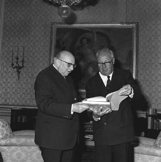Mario Salmi, Presidente del Consiglio superiore delle antichità e belle arti, in visita di omaggio al Presidente della Repubblica Giuseppe Saragat per presentare il secondo volume del carteggio di Michelangelo ed altre opere sul Rinascimento