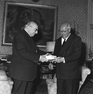 Mario Salmi, Presidente del Consiglio superiore delle antichità e belle arti, in visita di omaggio al Presidente della Repubblica Giuseppe Saragat per presentare il secondo volume del carteggio di Michelangelo ed altre opere sul Rinascimento