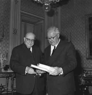 Mario Salmi, Presidente del Consiglio superiore delle antichità e belle arti, in visita di omaggio al Presidente della Repubblica Giuseppe Saragat per presentare il secondo volume del carteggio di Michelangelo ed altre opere sul Rinascimento