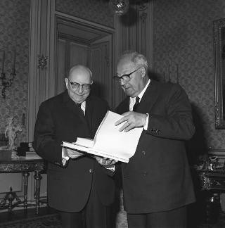 Mario Salmi, Presidente del Consiglio superiore delle antichità e belle arti, in visita di omaggio al Presidente della Repubblica Giuseppe Saragat per presentare il secondo volume del carteggio di Michelangelo ed altre opere sul Rinascimento