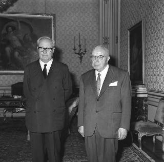 Il Presidente della Repubblica Giuseppe Saragat con Biagio Petrocelli, giudice della Corte costituzionale per la visita di congedo