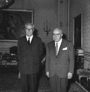 Il Presidente della Repubblica Giuseppe Saragat con Biagio Petrocelli, giudice della Corte costituzionale per la visita di congedo