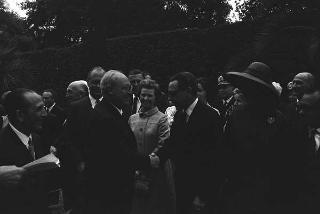 Ricevimento nei giardini del Quirinale offerto dal Presidente della Repubblica Giuseppe Saragat al Corpo Diplomatico in occasione dell'anniversario della fondazione della Repubblica