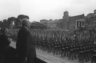 Il Presidente della Repubblica Giuseppe Saragat durante la cerimonia per la festa della Repubblica, rivista militare ai Fori Imperiali