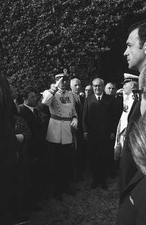 Il Presidente della Repubblica Giuseppe Saragat durante il ricevimento nei giardini del Quirinale offerto in occasione dell'anniversario della fondazione della Repubblica