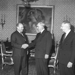Il Presidente della Repubblica Giuseppe Saragat con Paul Hasluck, Ministro degli affari esteri di Australia e l'ambasciatore di Australia a Roma W.R. Crocker