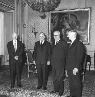 Il Presidente della Repubblica Giuseppe Saragat con Paul Hasluck, Ministro degli affari esteri di Australia e l'ambasciatore di Australia a Roma W.R. Crocker