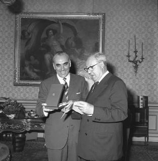 Il Presidente della Repubblica Giuseppe Saragat con l'editore Giorgio Mondadori, Presidente della Società &quot;Mondadori&quot;