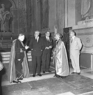 Il Presidente della Repubblica Giuseppe Saragat con Sua Eccellenza Rev.ma Mons. Antonio Angioni, nuovo Vescovo di Pavia: prestazione giuramento di rito.