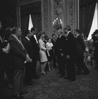 Russel L. Harris, Presidente della Commissione americana per gli scambi culturali con l'Italia, con il gruppo dei vincitori americani di borse &quot;Fulbright&quot; per l'Italia per l'anno accademico 1968-1969