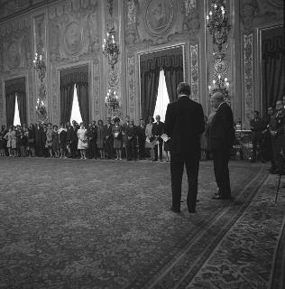 Russel L. Harris, Presidente della Commissione americana per gli scambi culturali con l'Italia, con il gruppo dei vincitori americani di borse &quot;Fulbright&quot; per l'Italia per l'anno accademico 1968-1969