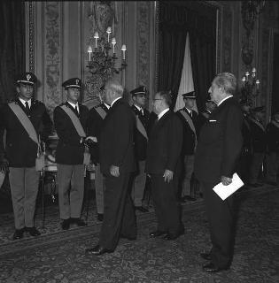 Franco Restivo, Ministro dell'interno, con il prefetto Angelo Vicari, capo della polizia, e gli ufficiali del I Corso dell'Accademia del Corpo delle Guardie di Pubblica Sicurezza