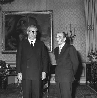 Il Presidente della Repubblica Giuseppe Saragat con l'ambasciatore Angelo Corrias, già capo del Cerimoniale della Repubblica, in visita di congedo