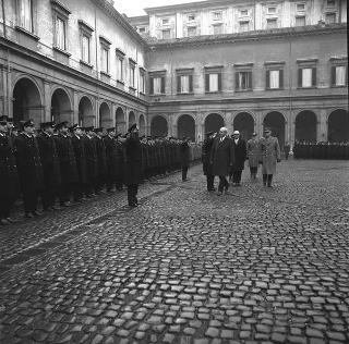 Una rappresentanza di militari congedandi del III scaglione del 1967 in udienza dal Presidente della Repubblica Giuseppe Saragat