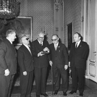 Avv. Pietro Ricci, Presidente dell'Associazione nazionale mutilati e invalidi di guerra, con alcuni esponenti, per offrire in dono una medaglia coniata per il 50° anniversario della Vittoria