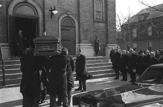 New York, Funerali di Luigi Antonini, Presidente del Consiglio italo-americano del lavoro. Corona del Presidente della Repubblica Giuseppe Saragat.