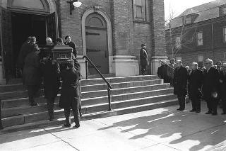 New York, Funerali di Luigi Antonini, Presidente del Consiglio italo-americano del lavoro. Corona del Presidente della Repubblica Giuseppe Saragat.