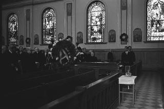 New York, Funerali di Luigi Antonini, Presidente del Consiglio italo-americano del lavoro. Corona del Presidente della Repubblica Giuseppe Saragat.