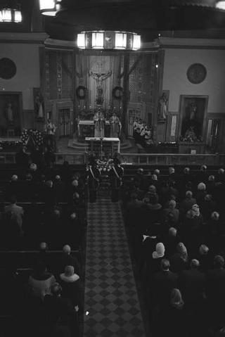 New York, Funerali di Luigi Antonini, Presidente del Consiglio italo-americano del lavoro. Corona del Presidente della Repubblica Giuseppe Saragat.