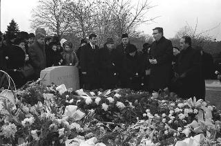 New York, Funerali di Luigi Antonini, Presidente del Consiglio italo-americano del lavoro. Corona del Presidente della Repubblica Giuseppe Saragat.