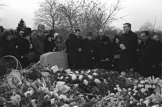 New York, Funerali di Luigi Antonini, Presidente del Consiglio italo-americano del lavoro. Corona del Presidente della Repubblica Giuseppe Saragat.